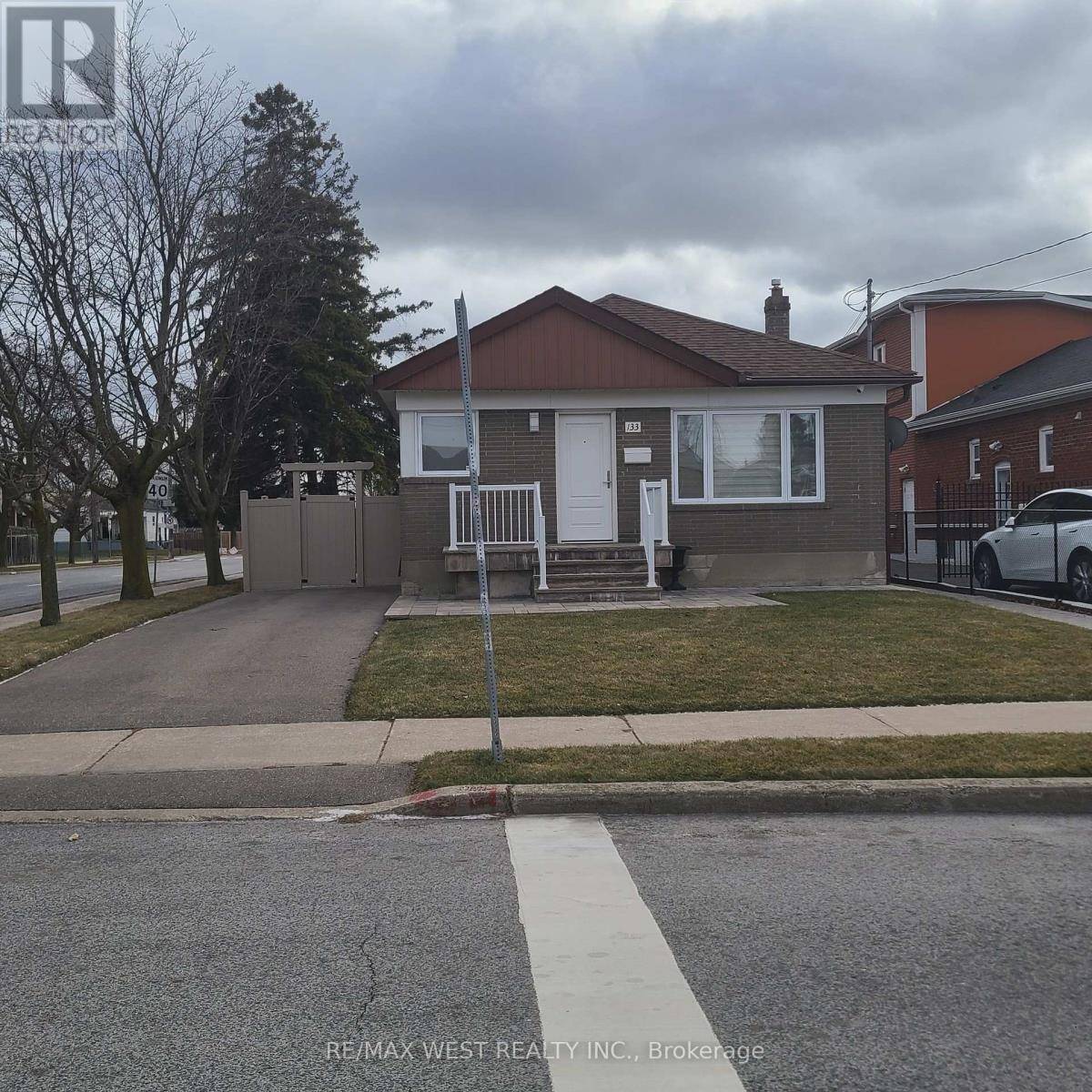 Toronto (downsview-roding-cfb), ON M3K1J6,133 KATHERINE ROAD