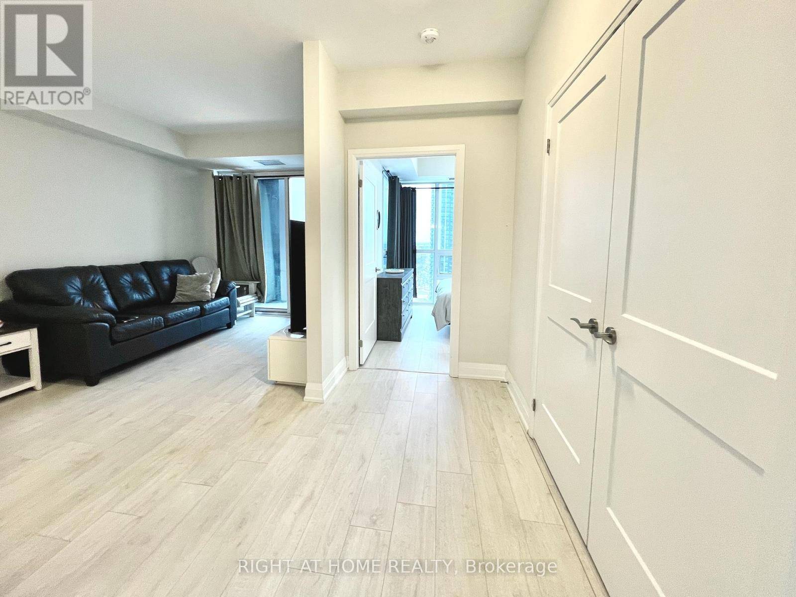 Brampton (downtown Brampton), ON L6W0C7,15 Lynch ST #1407