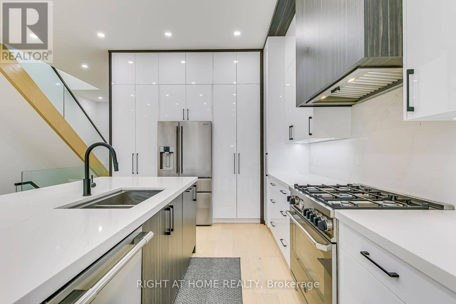 Toronto (alderwood), ON M8W1T6,5 ENFIELD AVENUE
