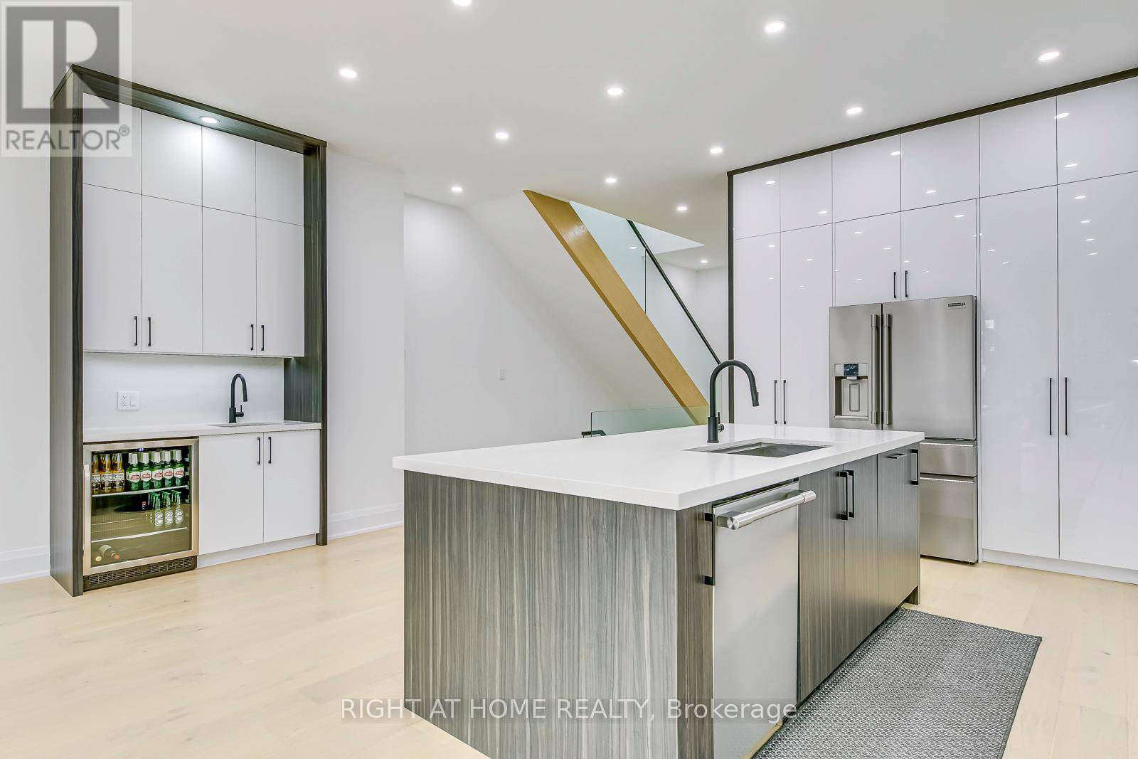Toronto (alderwood), ON M8W1T6,5 ENFIELD AVENUE