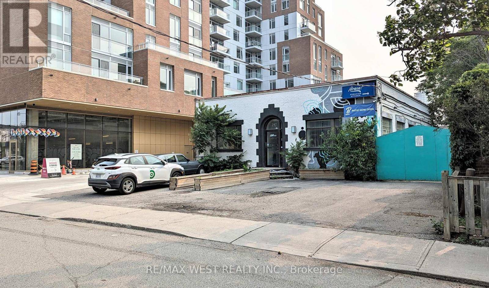 Toronto (dovercourt-wallace Emerson-junction), ON M6P3V7,297 CAMPBELL AVENUE