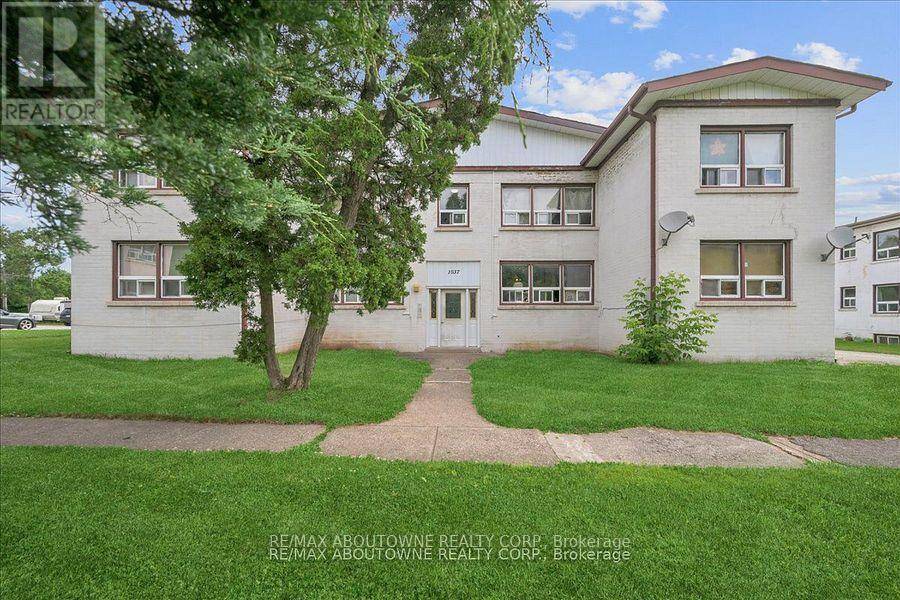 Oakville (cp College Park), ON L6H1A3,145 North Service RD East #1