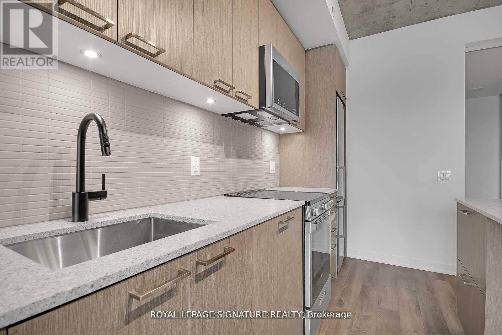 Toronto (weston-pellam Park), ON M6N0C1,1808 St Clair AVE West #216