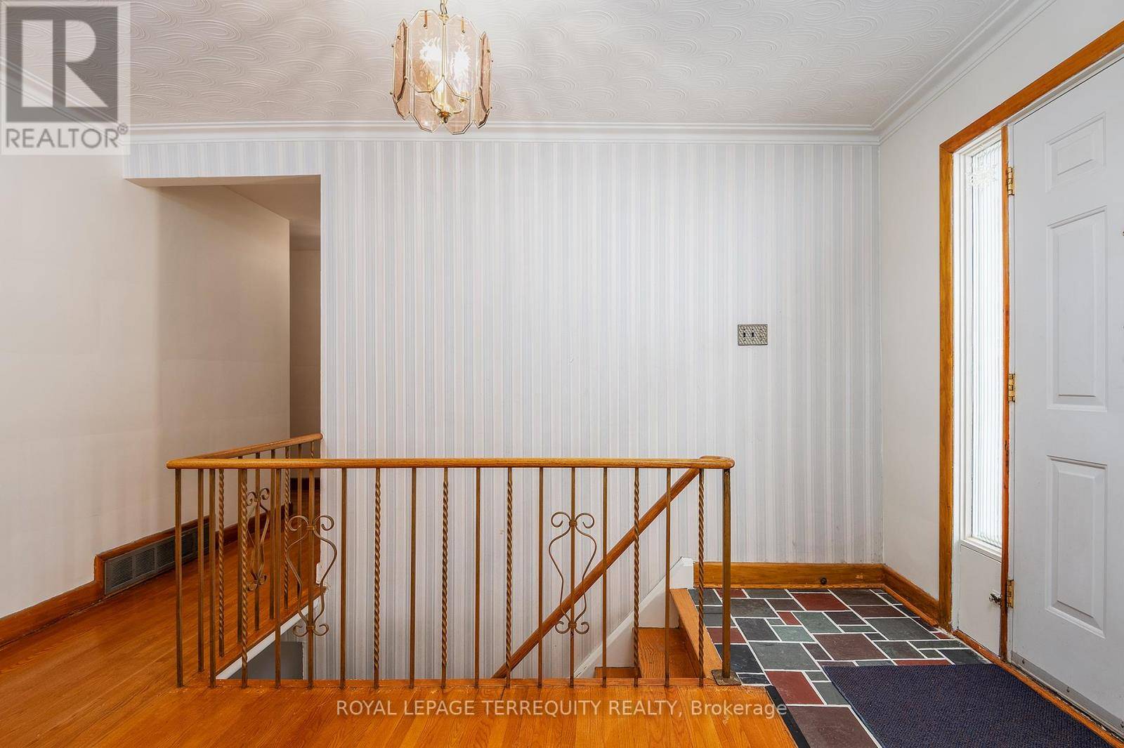 Toronto (stonegate-queensway), ON M8Y2L3,80 GLENADEN AVENUE E