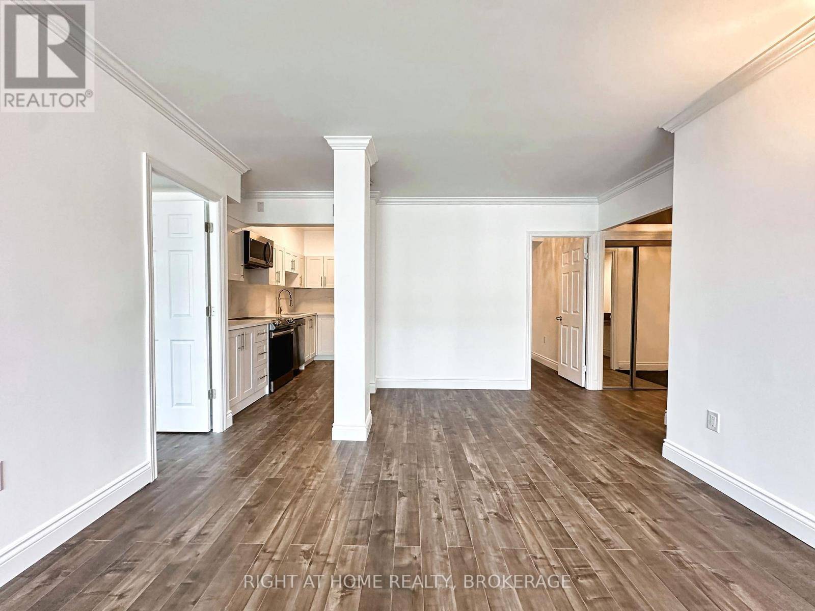 Oakville (oo Old Oakville), ON L6J3K9,162 Reynolds ST #202