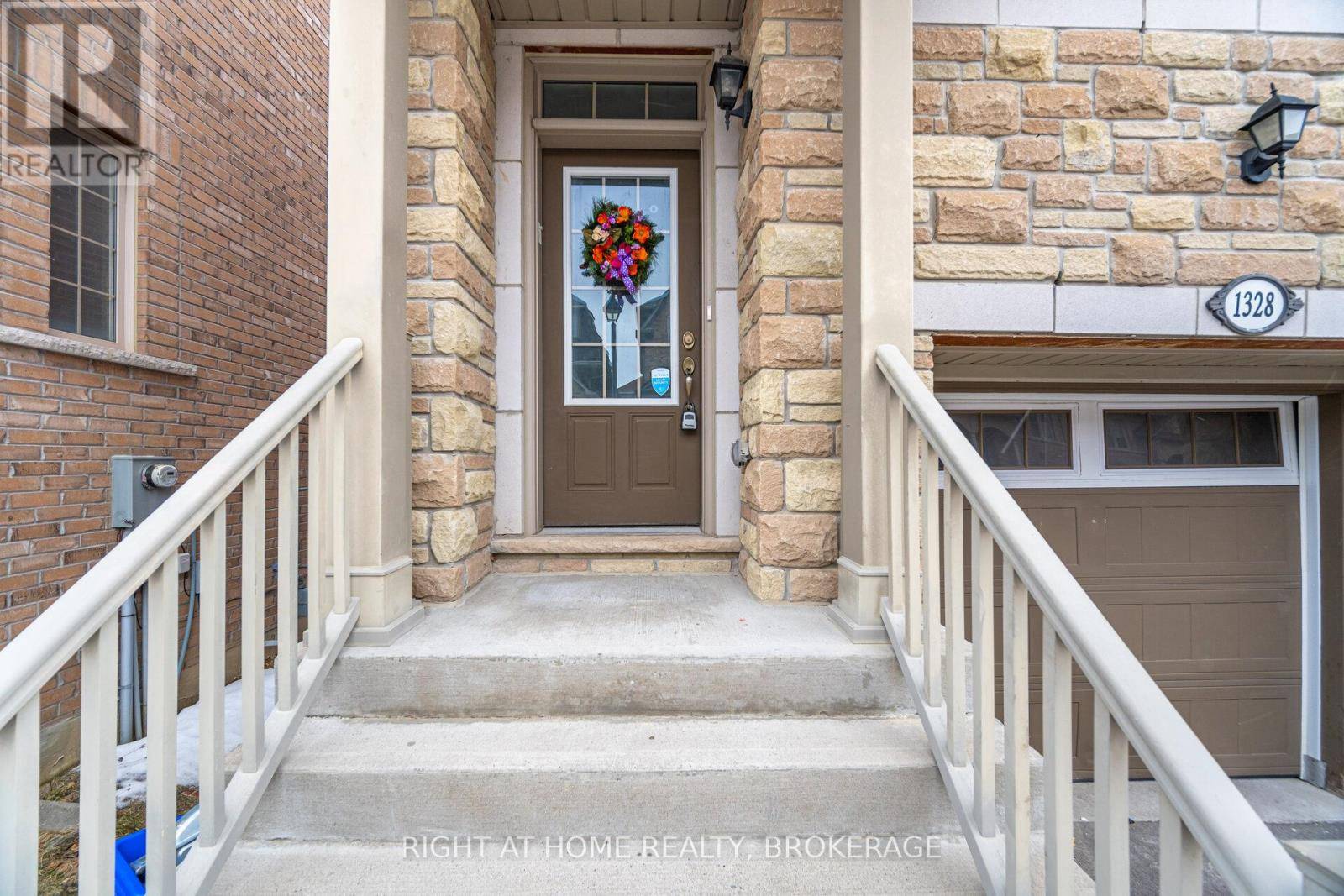 Mississauga (east Credit), ON L5V0E1,1328 GRANROCK CRESCENT