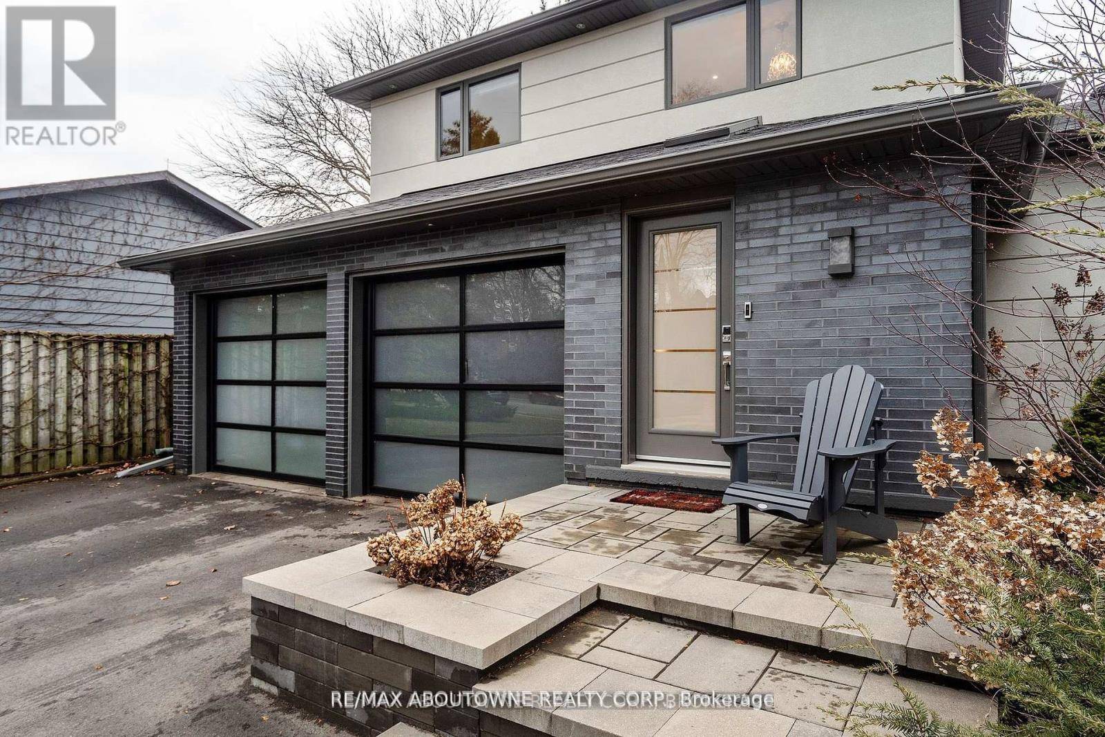 Oakville (wo West), ON L6K1L2,561 REBECCA STREET
