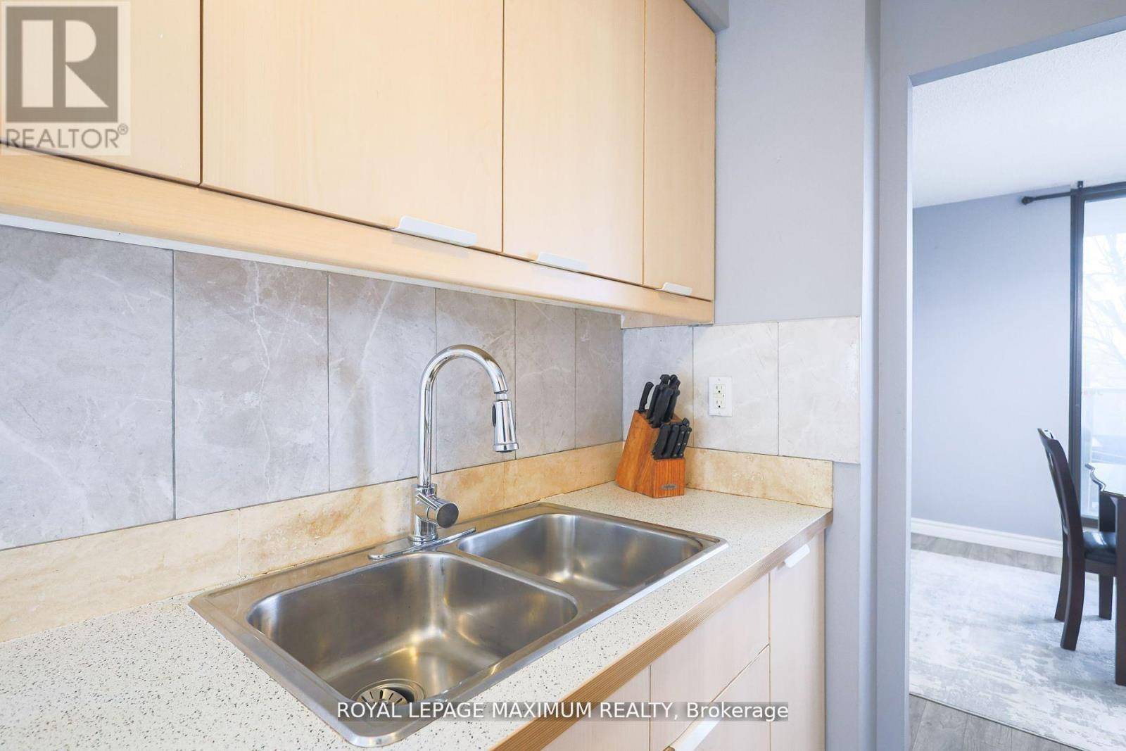Toronto (briar Hill-belgravia), ON M6B4C6,135 Marlee AVE #501