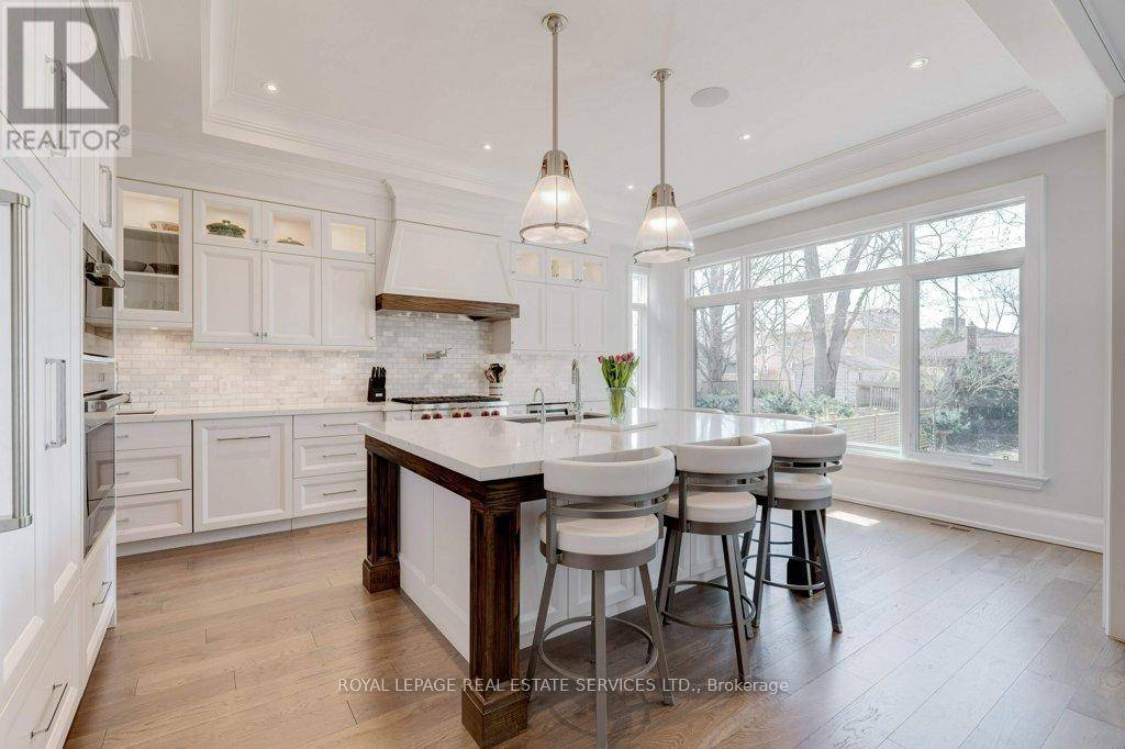 Oakville (oo Old Oakville), ON L6J3S4,284 DOUGLAS AVENUE