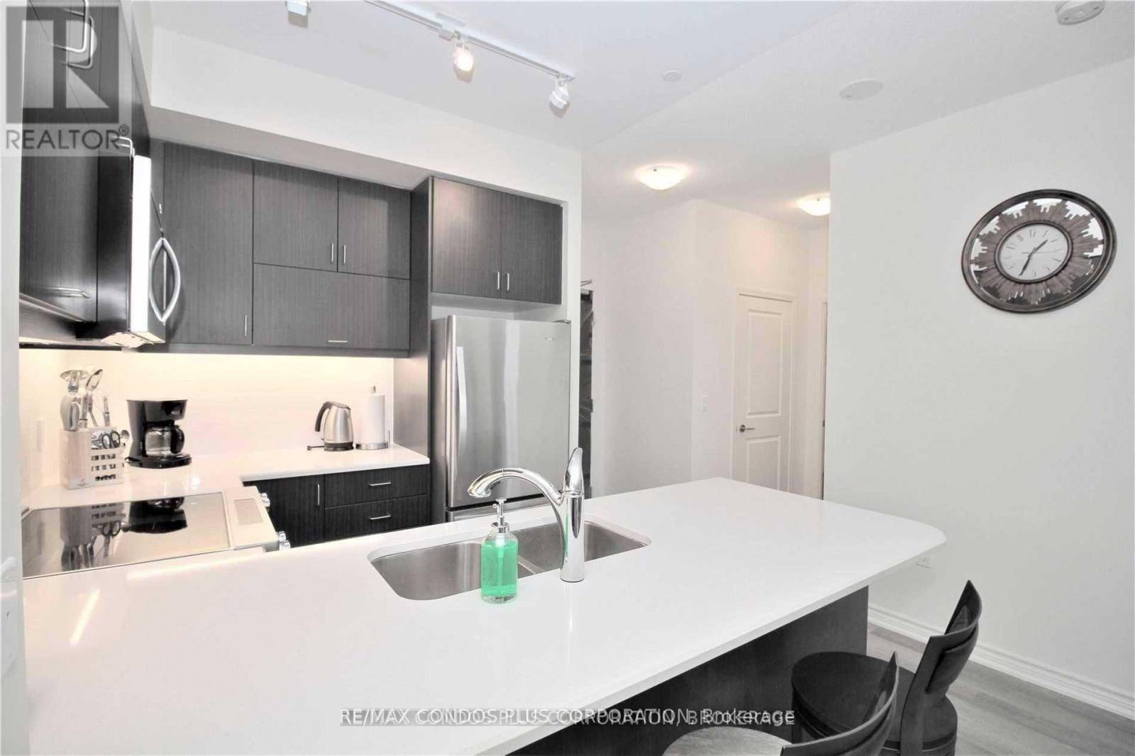 Toronto (mimico), ON M8V0A3,39 Annie Craig DR #217