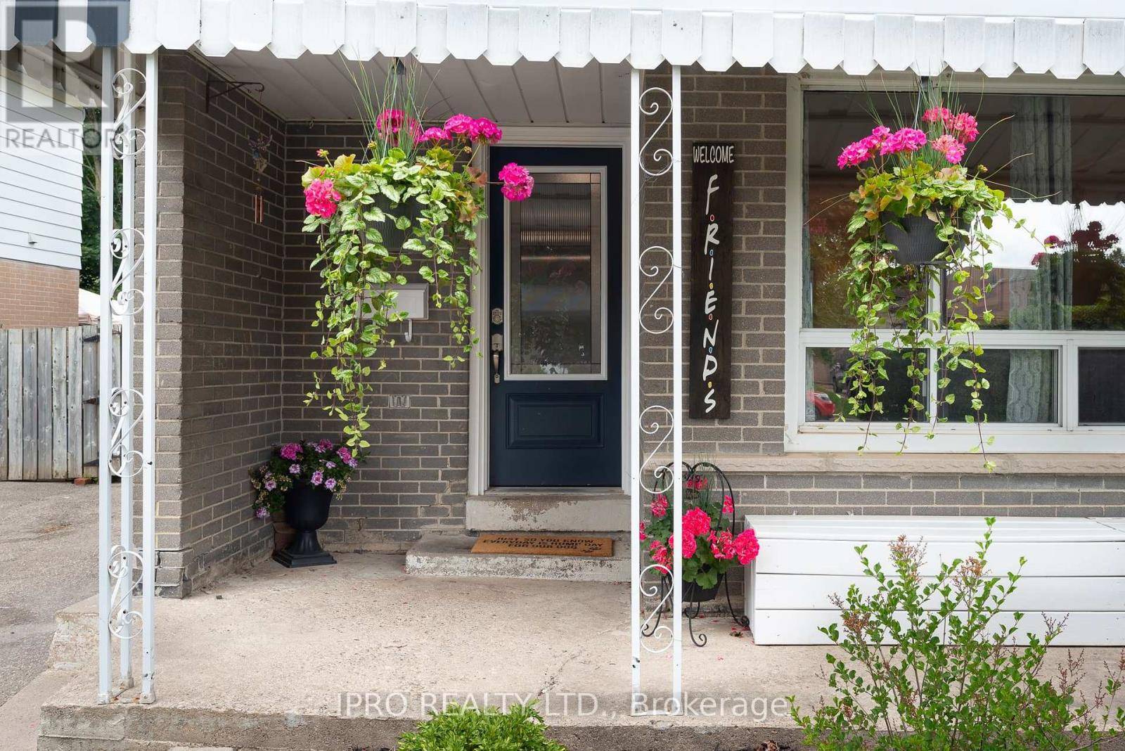 Orangeville, ON L9W2X8,15 CARLTON DRIVE