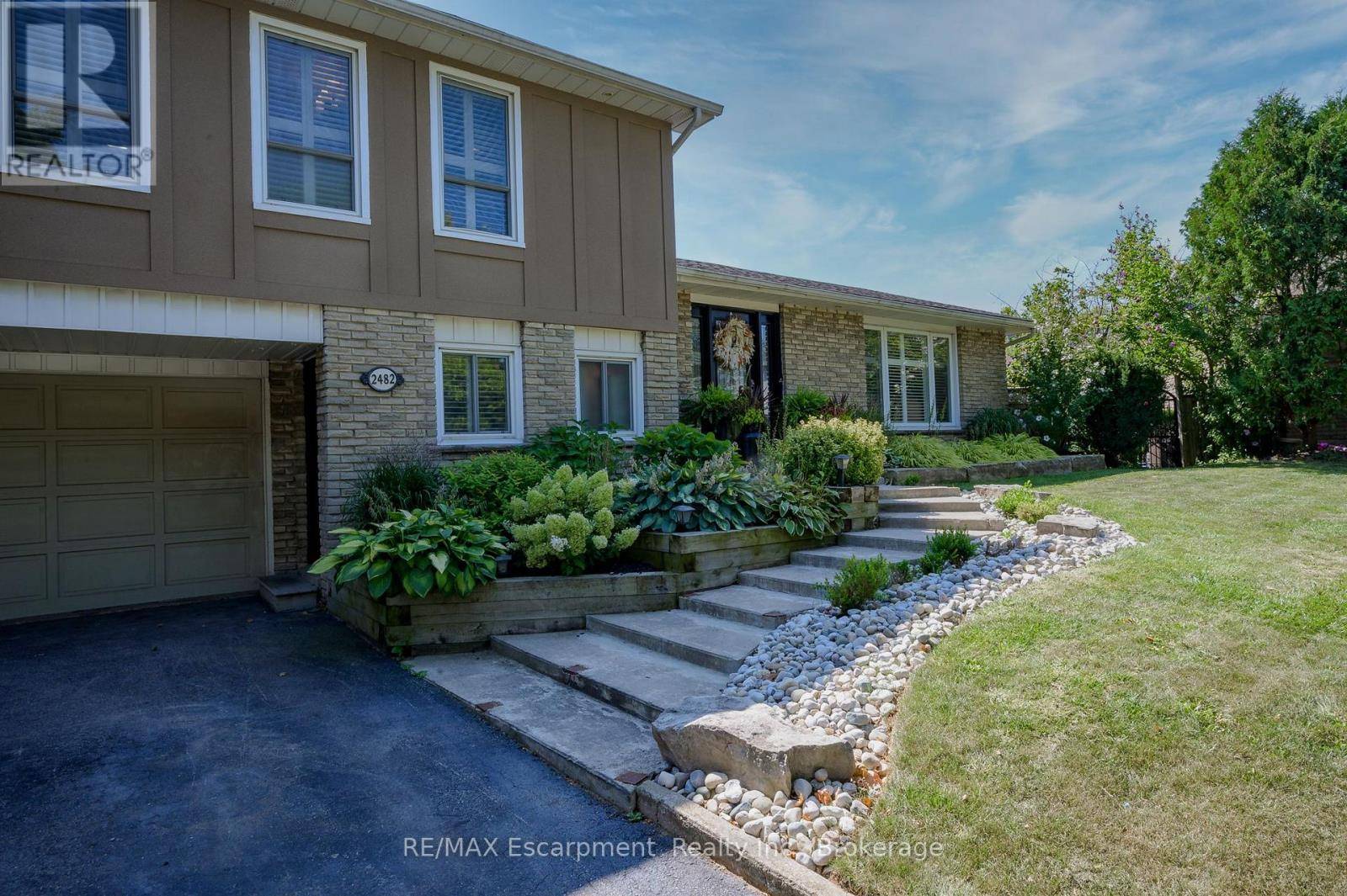 Oakville (wo West), ON L6L5E6,2482 WATERFORD STREET