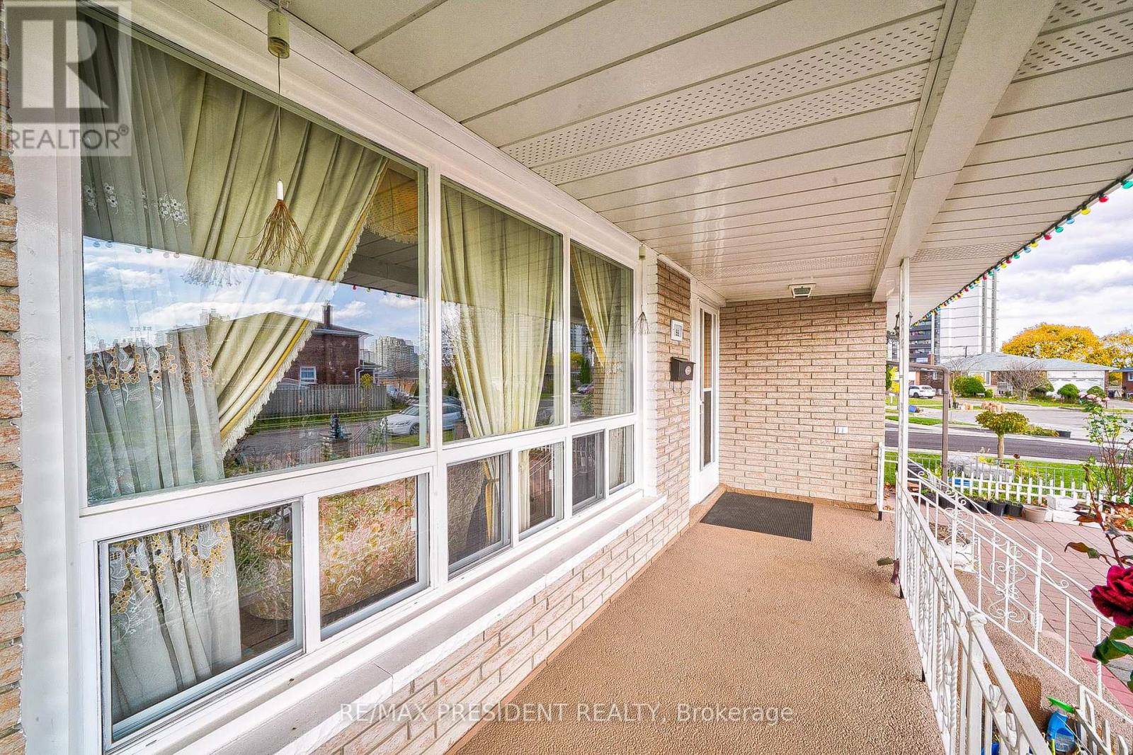 Toronto (mount Olive-silverstone-jamestown), ON M9V3C3,55 MARYHILL DRIVE
