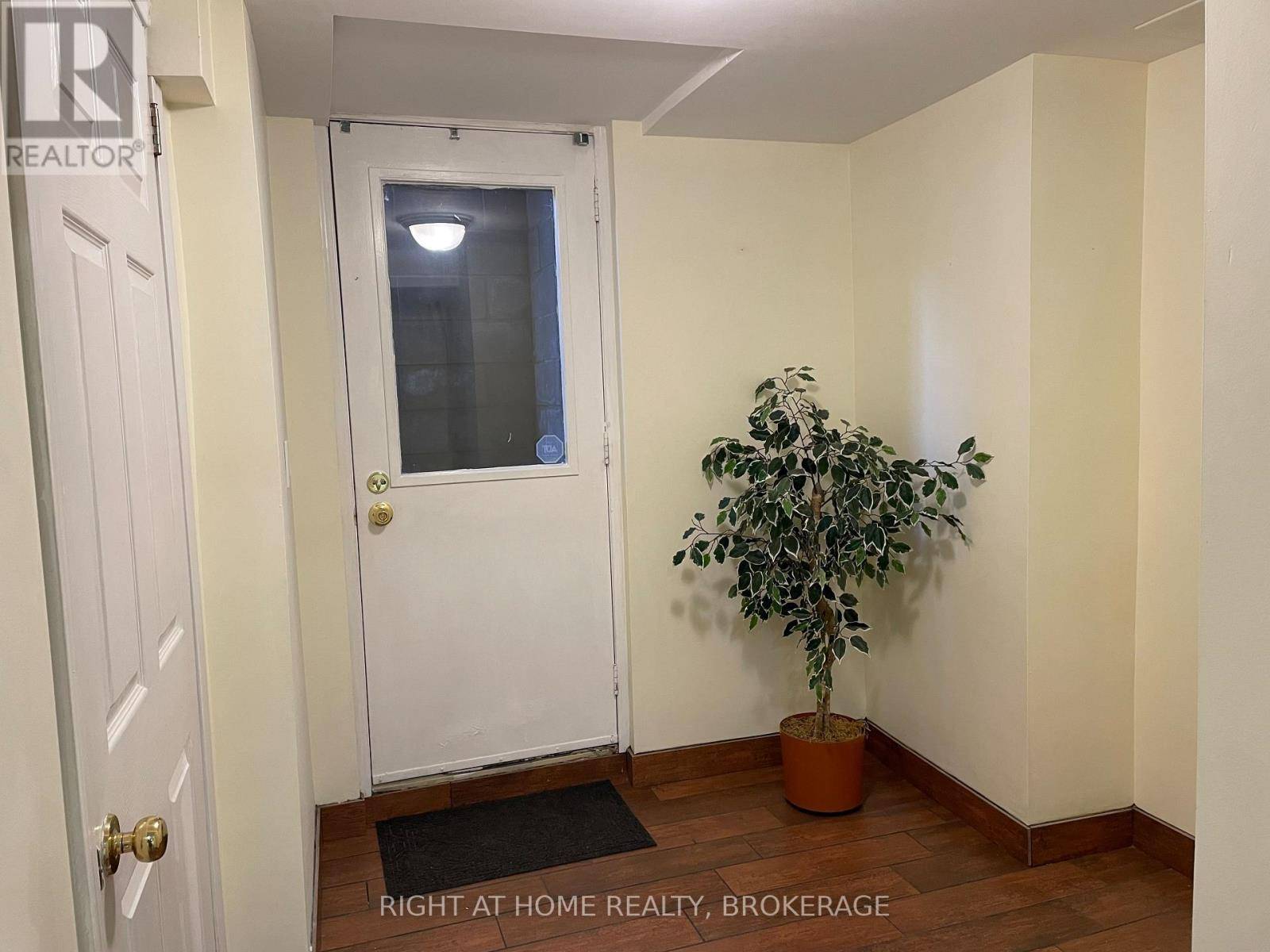 Oakville (br Bronte), ON L6L6J8,281 Mississaga ST #Basement
