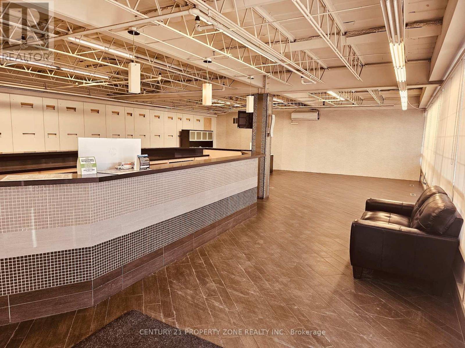 Toronto (humber Summit), ON M9L1T2,78 Signet DR #4