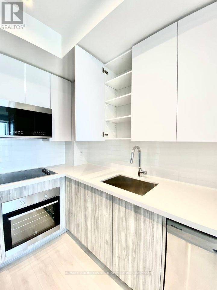 Oakville (ro River Oaks), ON L6H3R6,297 OAK WALK DR #807