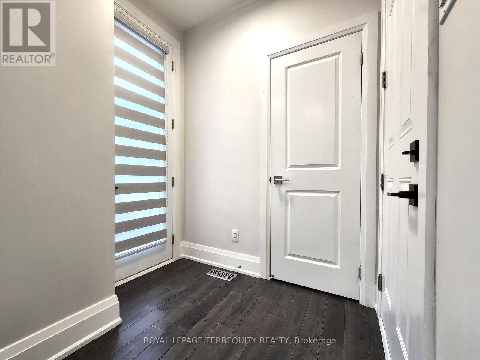 Toronto (kingsway South), ON M9A3P5,19 Old Oak DR #B
