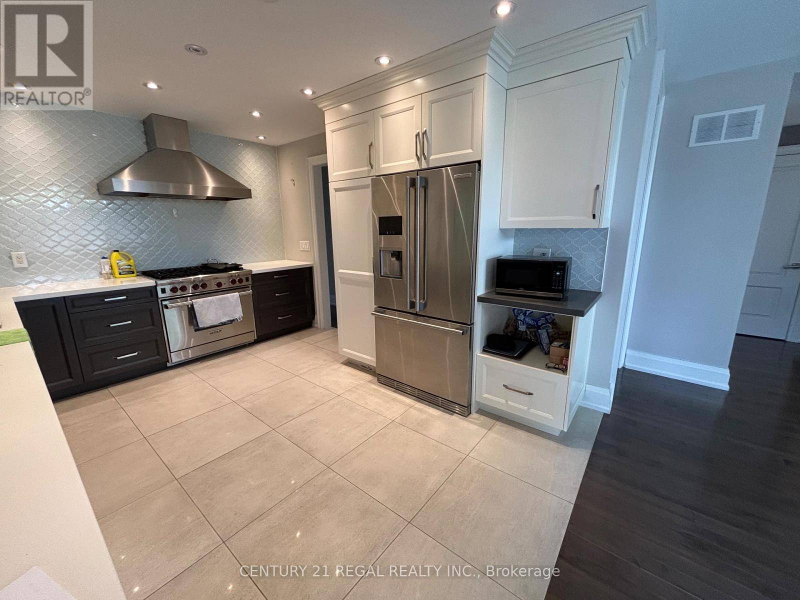 Toronto (kingsview Village-the Westway), ON M9P3L5,18 ROWSE CRESCENT