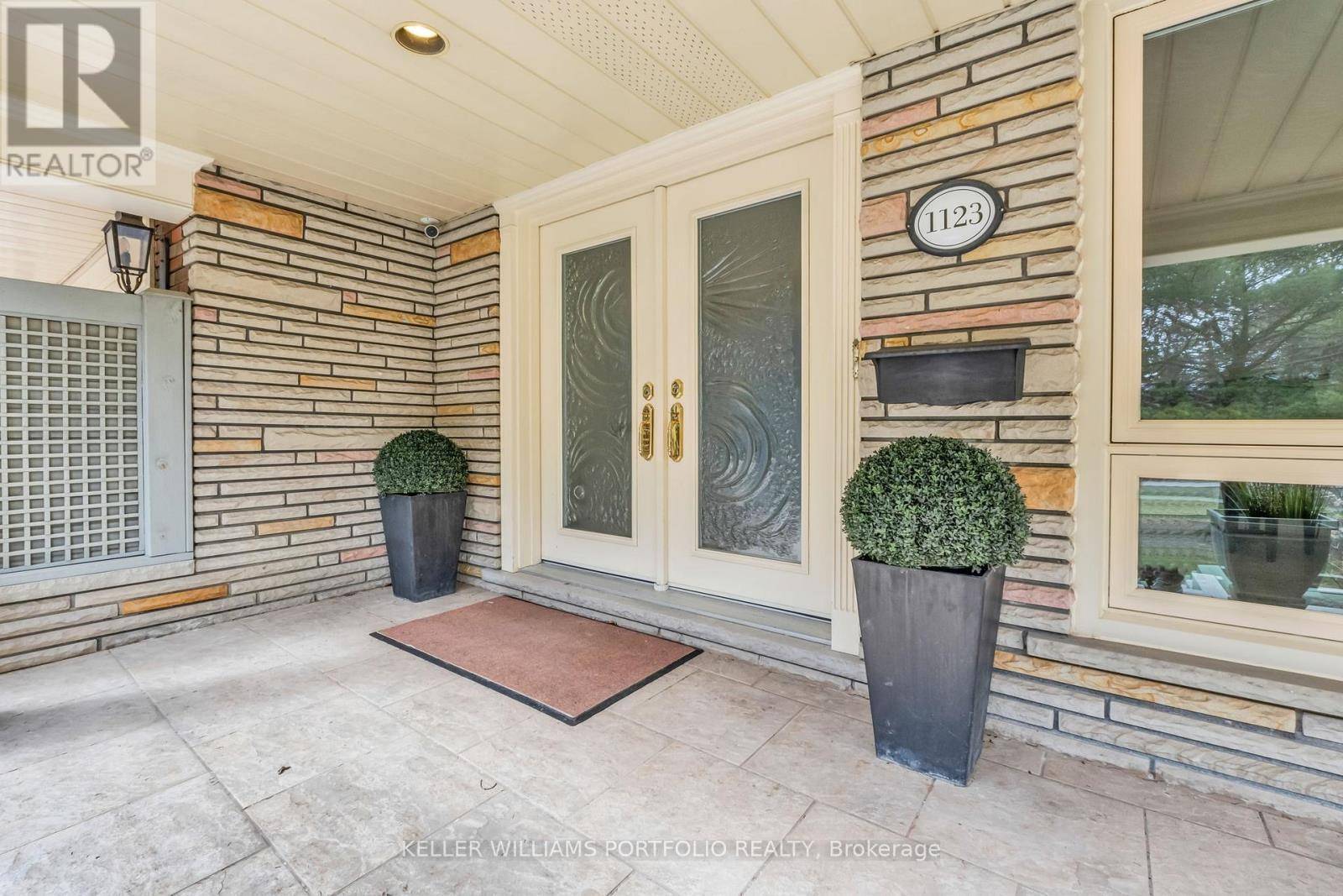 Oakville (oo Old Oakville), ON L6J1K9,1123 LAKESHORE ROAD E