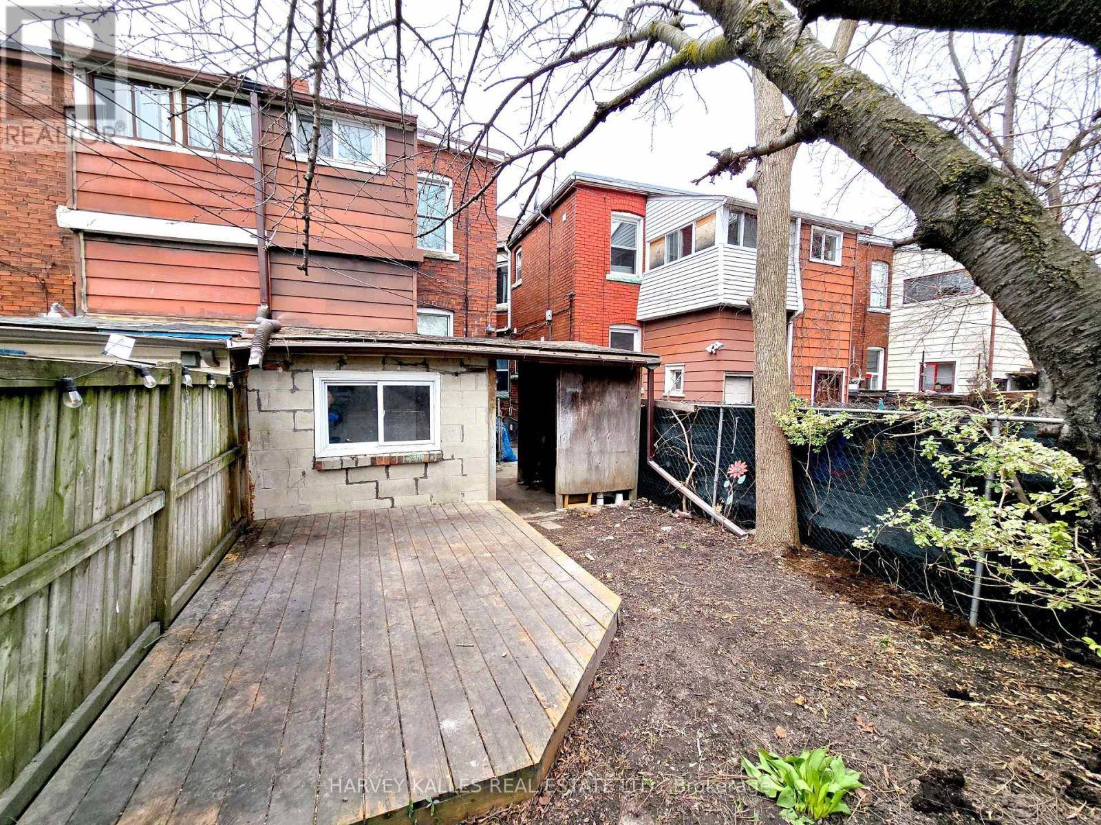 Toronto (dovercourt-wallace Emerson-junction), ON M6G3V9,1041 OSSINGTON AVENUE