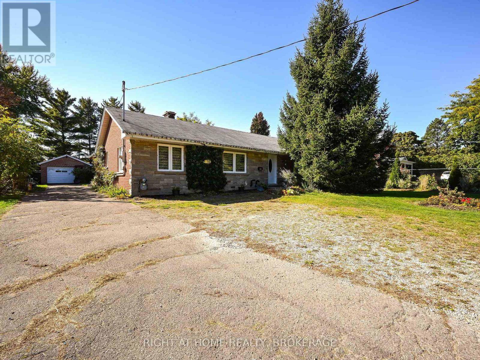 Mississauga (clarkson), ON L5J2V3,914 CLARKSON ROAD S