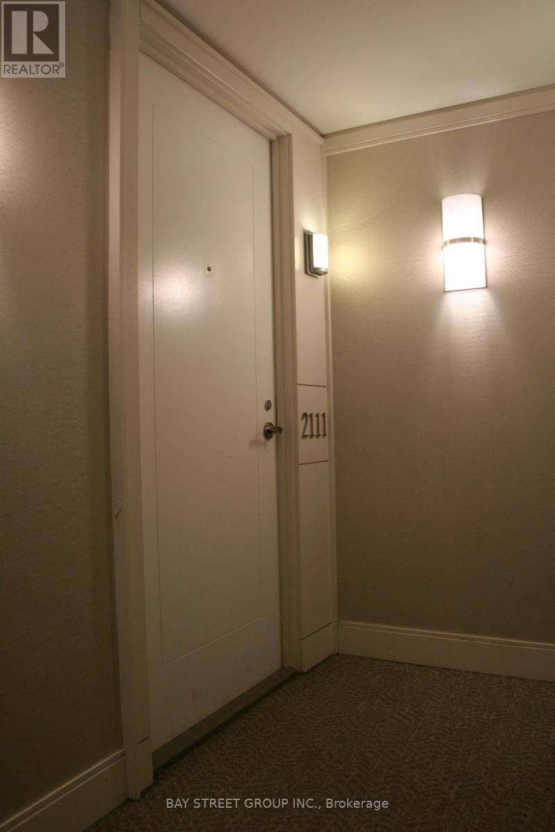 Toronto (yorkdale-glen Park), ON M6A1C3,830 Lawrence AVE West #2111