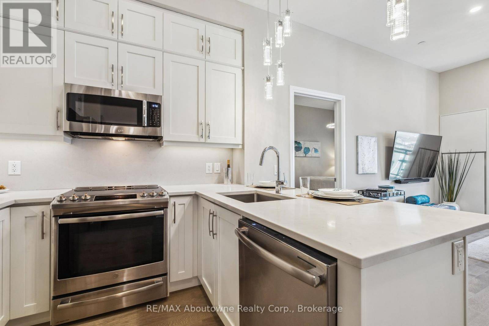 Oakville (go Glenorchy), ON L6H0X3,128 Grovewood Common #629