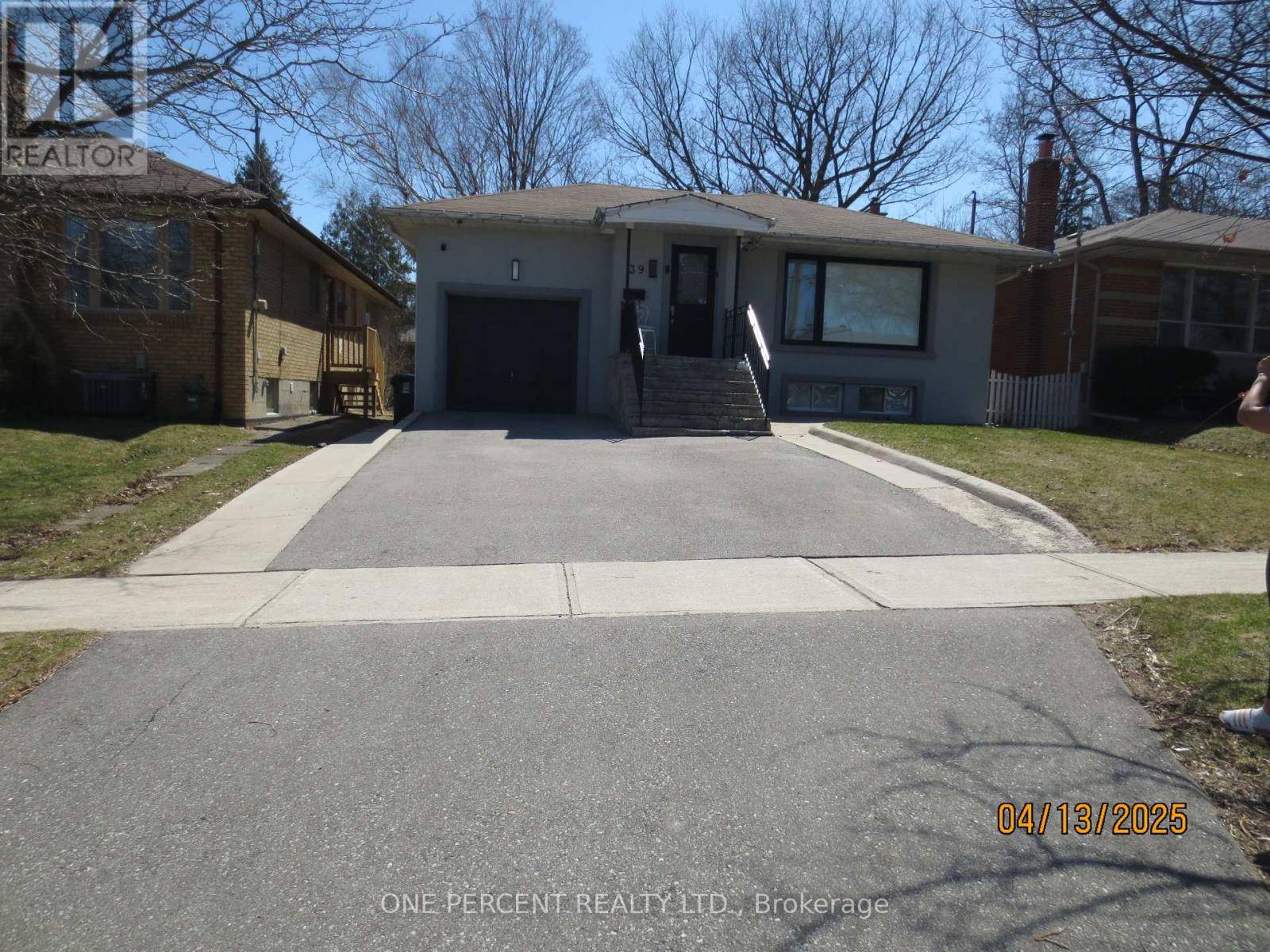 Toronto (eringate-centennial-west Deane), ON M9B3J1,39 DECARIE CIRCLE