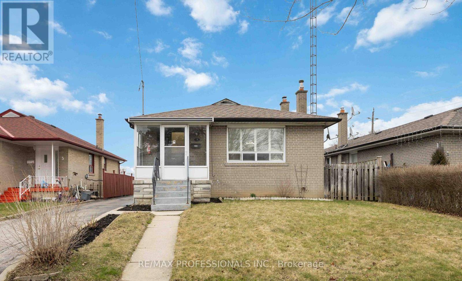 Toronto (rexdale-kipling), ON M9W4C8,3 HAREFIELD DRIVE