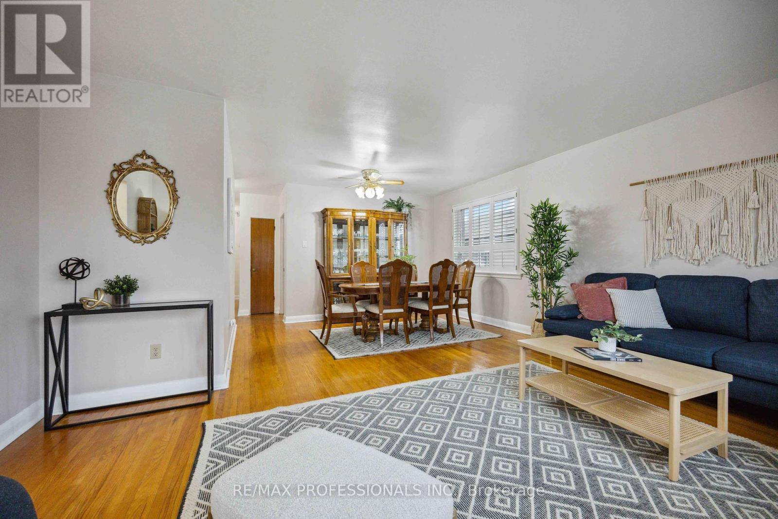 Toronto (rexdale-kipling), ON M9W4C8,3 HAREFIELD DRIVE