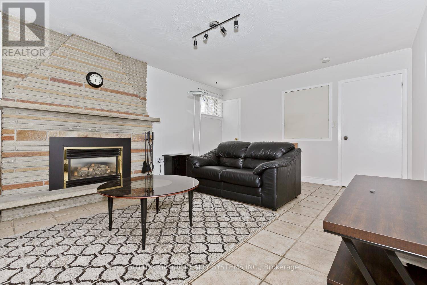 Toronto (black Creek), ON M3N2G2,233 Hullmar DR #Lower