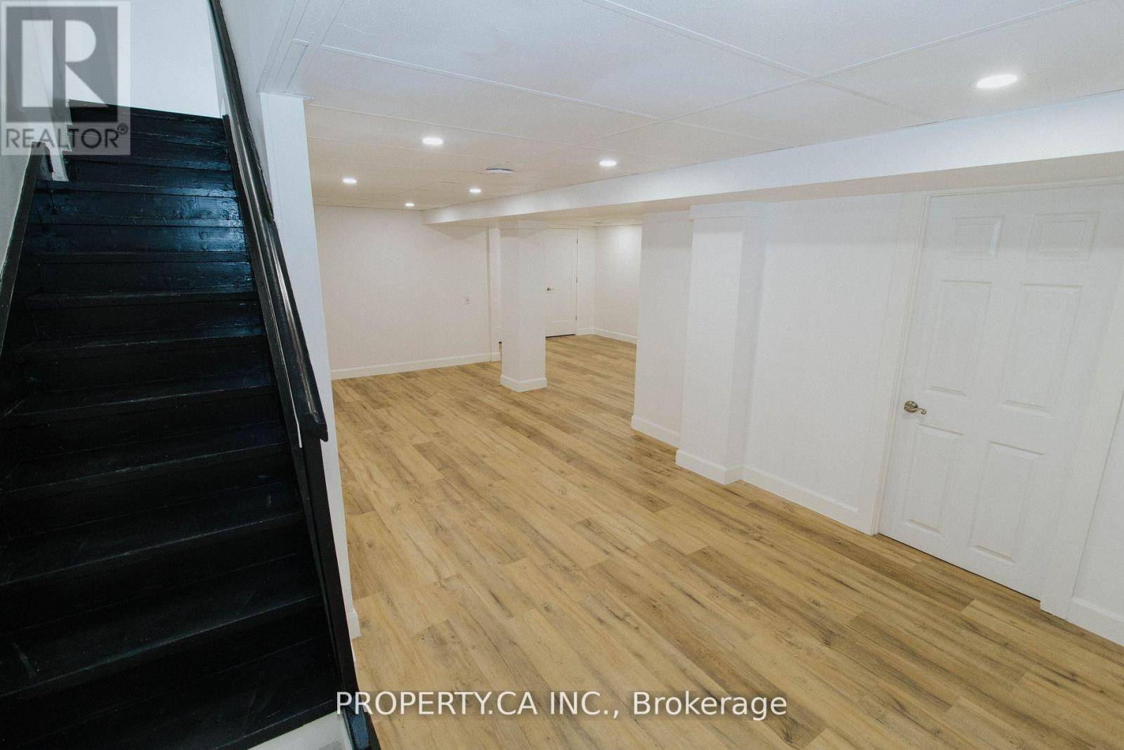 Oakville (co Central), ON L6K3A7,154 Kerr ST #Lower