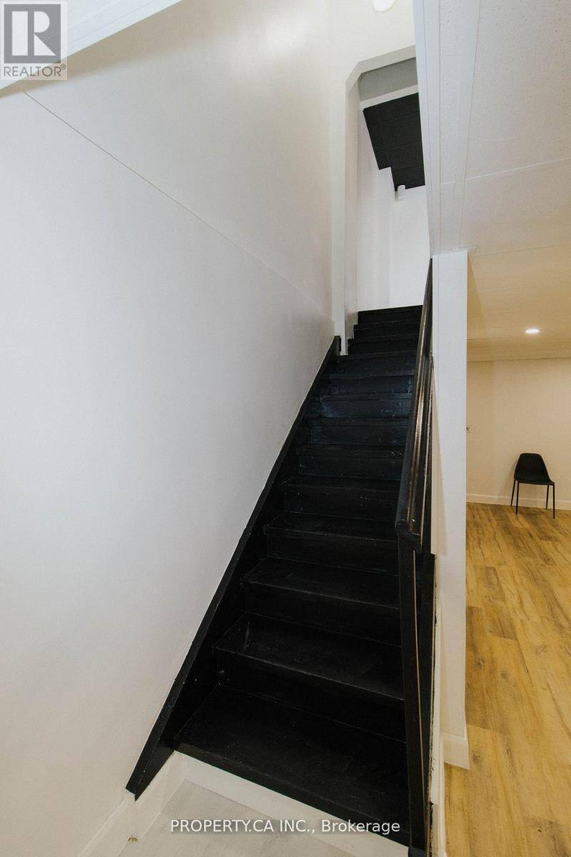 Oakville (co Central), ON L6K3A7,154 Kerr ST #Lower