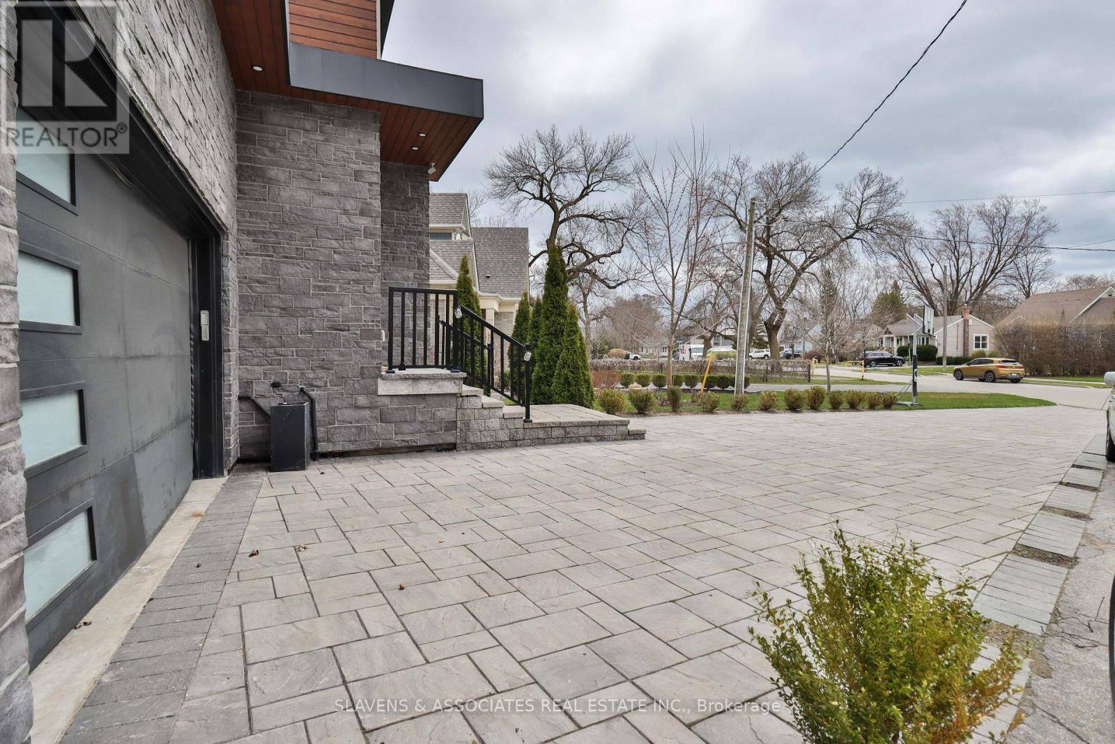 Oakville (br Bronte), ON L6L1W3,271 JENNINGS CRESCENT