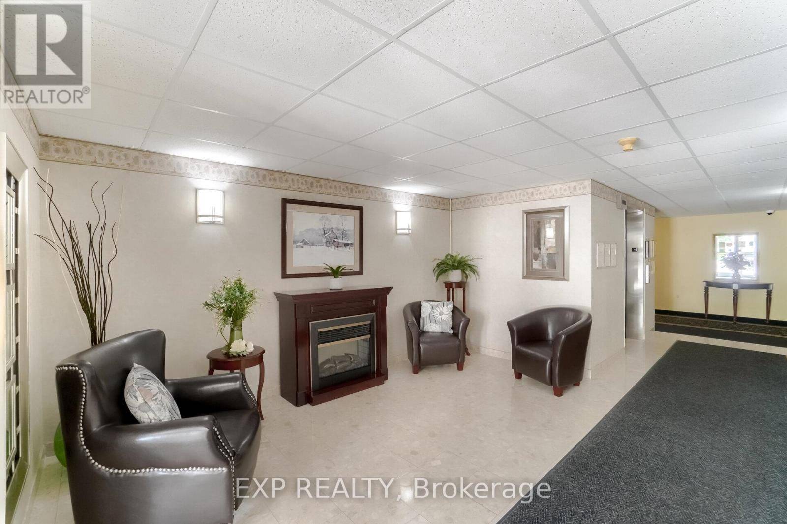 Burlington (bayview), ON L7T4K8,216 Plains RD West #A304