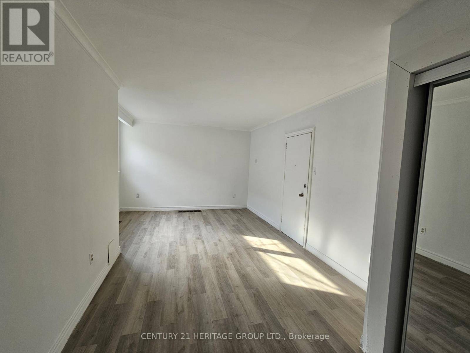 Toronto (downsview-roding-cfb), ON M3K1E2,734 Wilson AVE #2