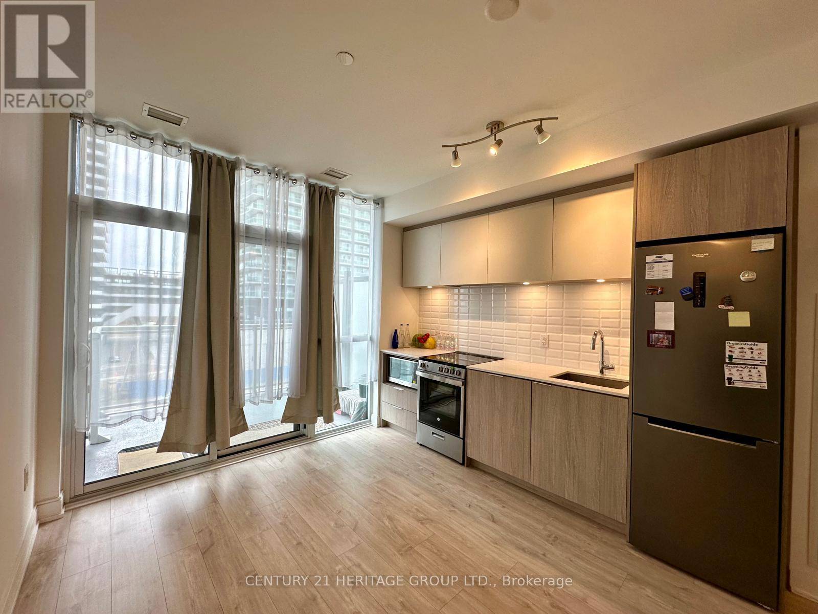 Toronto (mimico), ON M8V0G3,65 Annie Craig DR #402