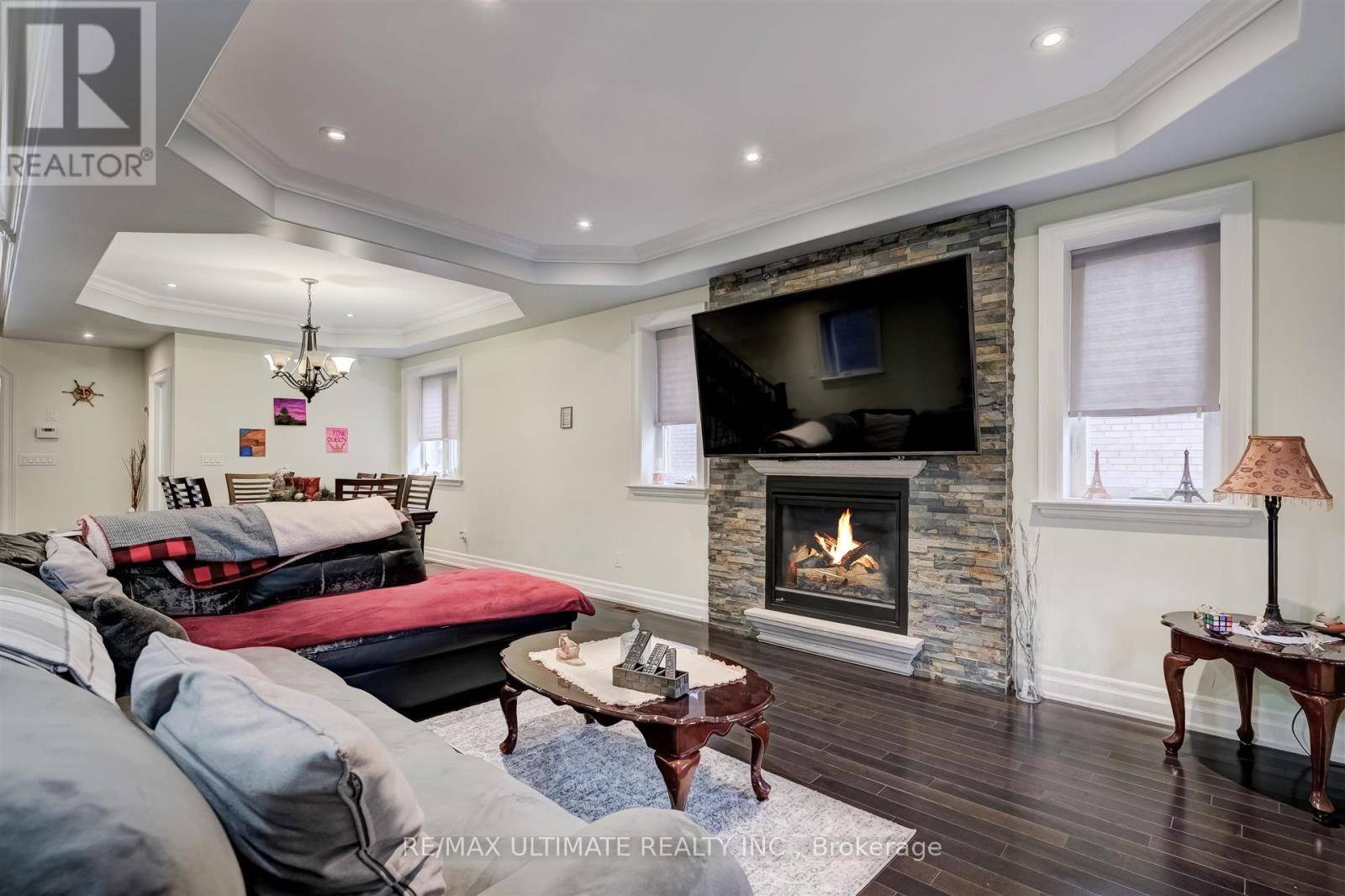 Toronto (caledonia-fairbank), ON M6E2E3,21 THORNTON AVENUE