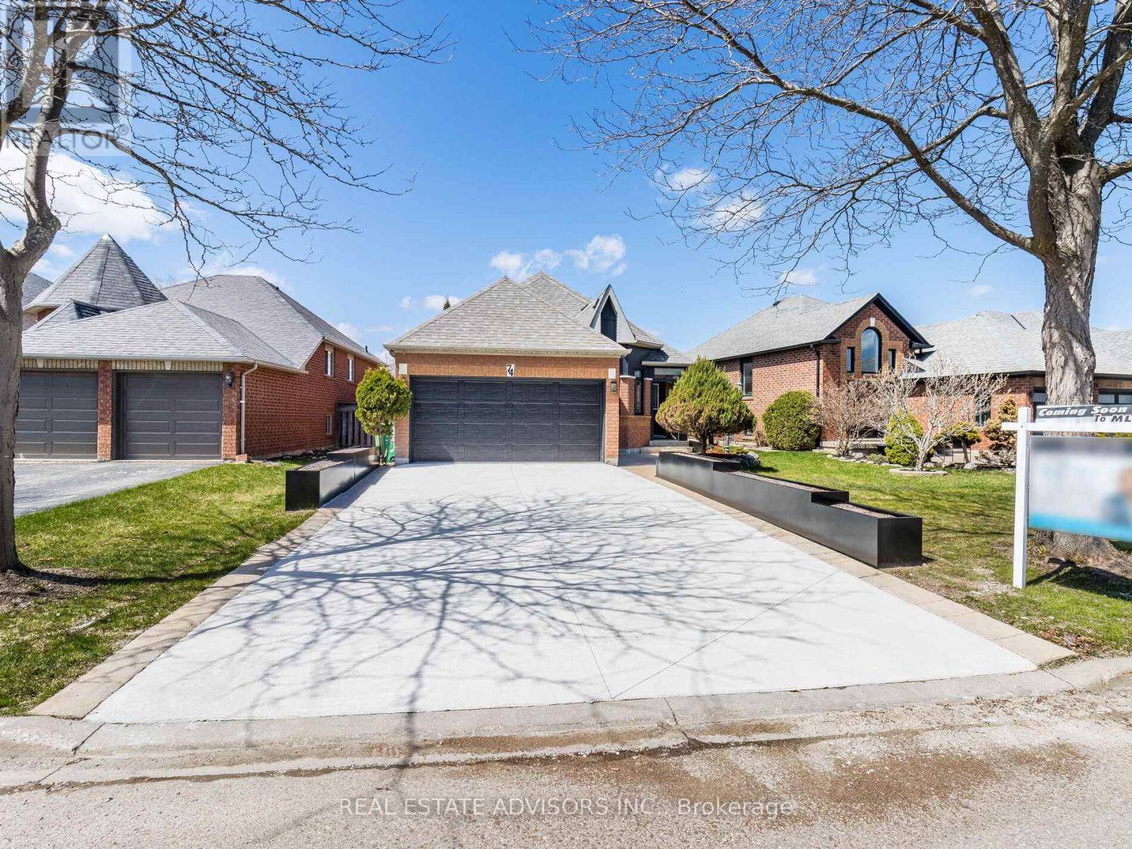 Caledon, ON L7C1C5,74 PINEBROOK CIRCLE