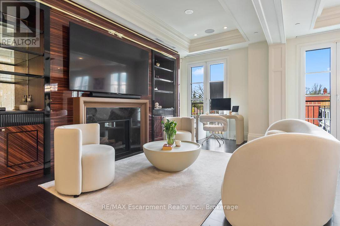 Oakville (oo Old Oakville), ON L6J1R1,300 Randall ST #303