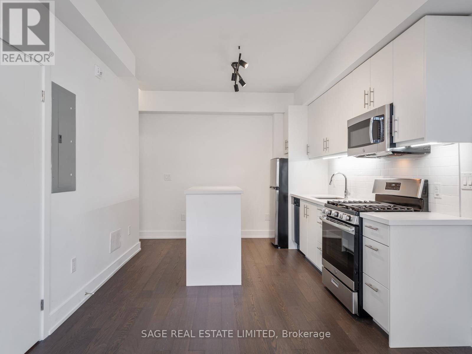 Toronto (dovercourt-wallace Emerson-junction), ON M6H4B7,1183 Dufferin ST #103