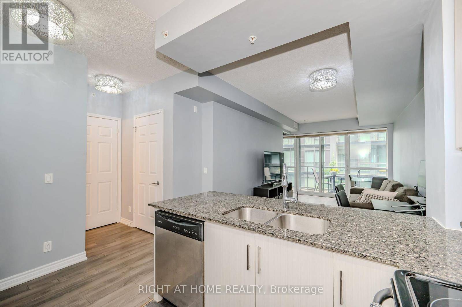 Toronto (downsview-roding-cfb), ON M3M0B3,15 James Finlay WAY #917