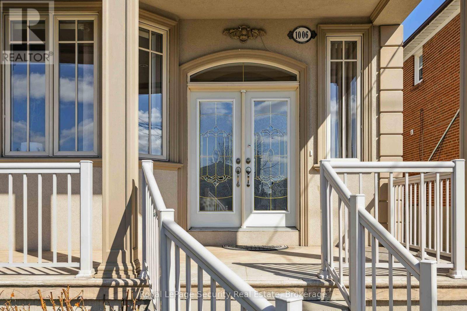 Toronto (briar Hill-belgravia), ON M6B1M3,1006 BRIAR HILL AVENUE