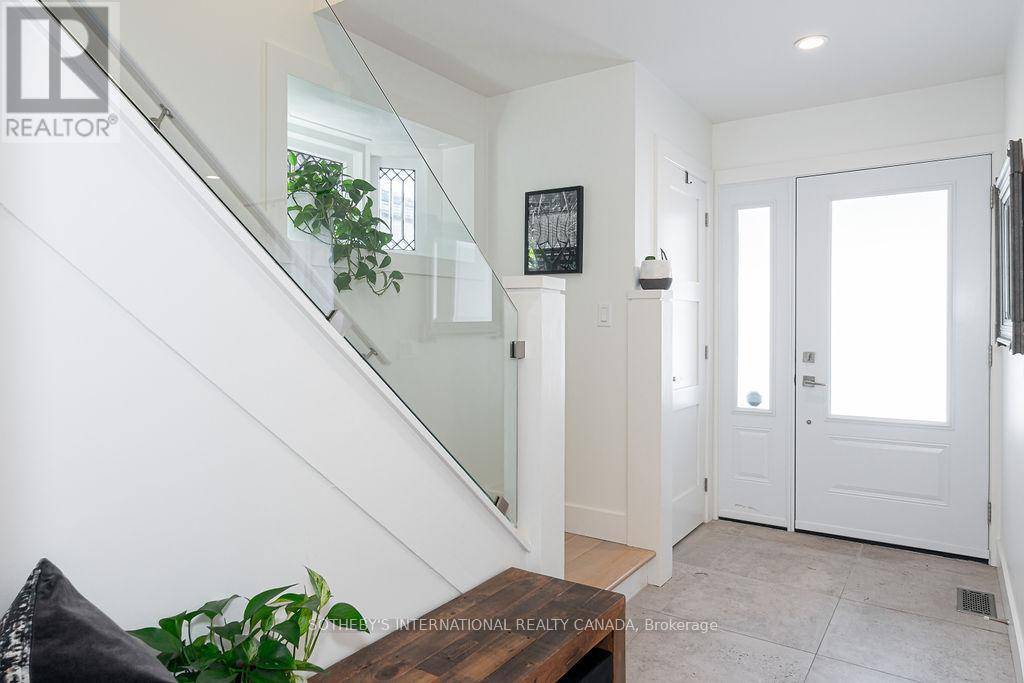Toronto (lambton Baby Point), ON M6S2B5,19 VALLEYVIEW GARDENS
