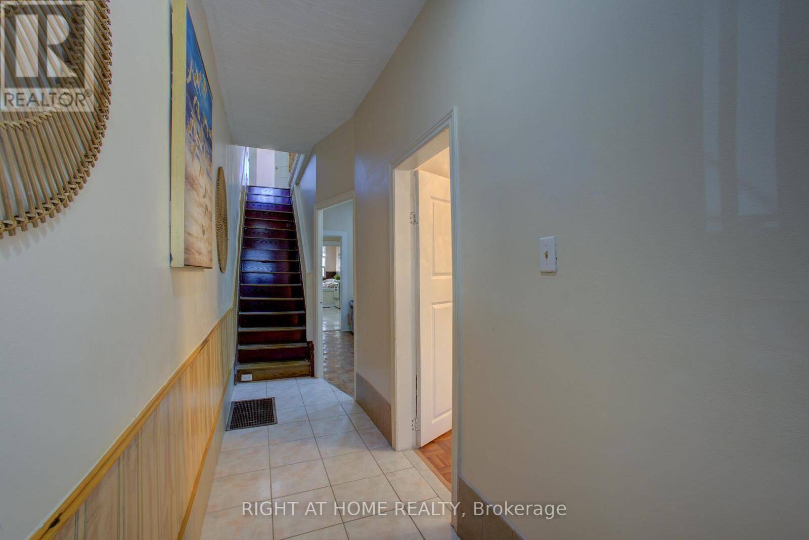 Toronto (weston-pellam Park), ON M6N2Y2,82 UXBRIDGE AVENUE E