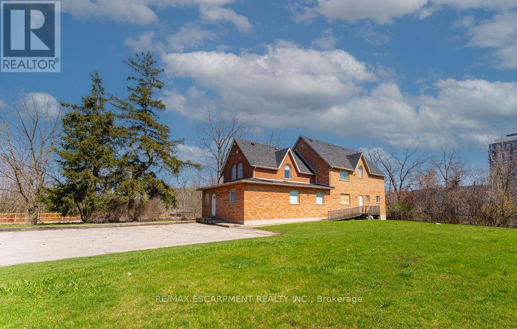 Burlington (freeman), ON L7R2J6,923 BRANT STREET