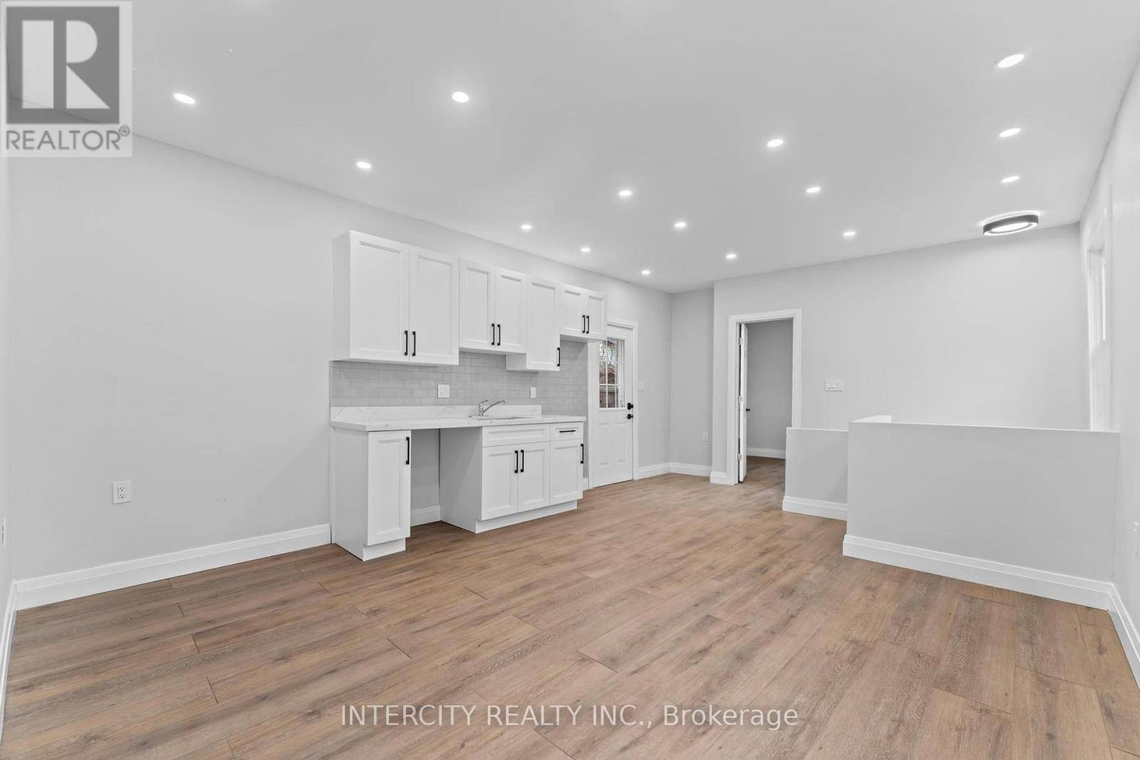 Toronto (rockcliffe-smythe), ON M6N4P6,68 GREENDALE AVENUE