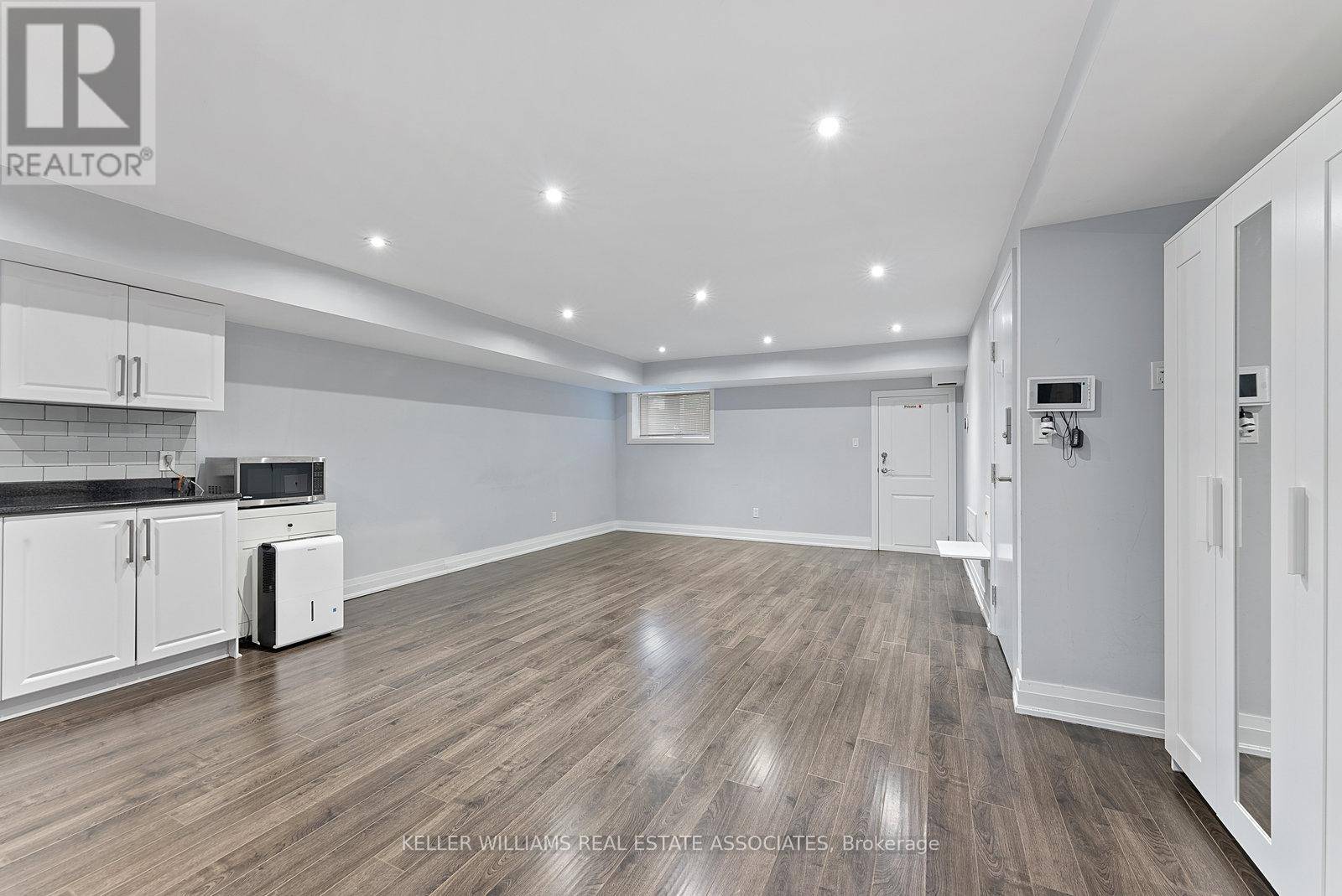 Toronto (mimico), ON M8V1E1,2504 Lakeshore BLVD West #1