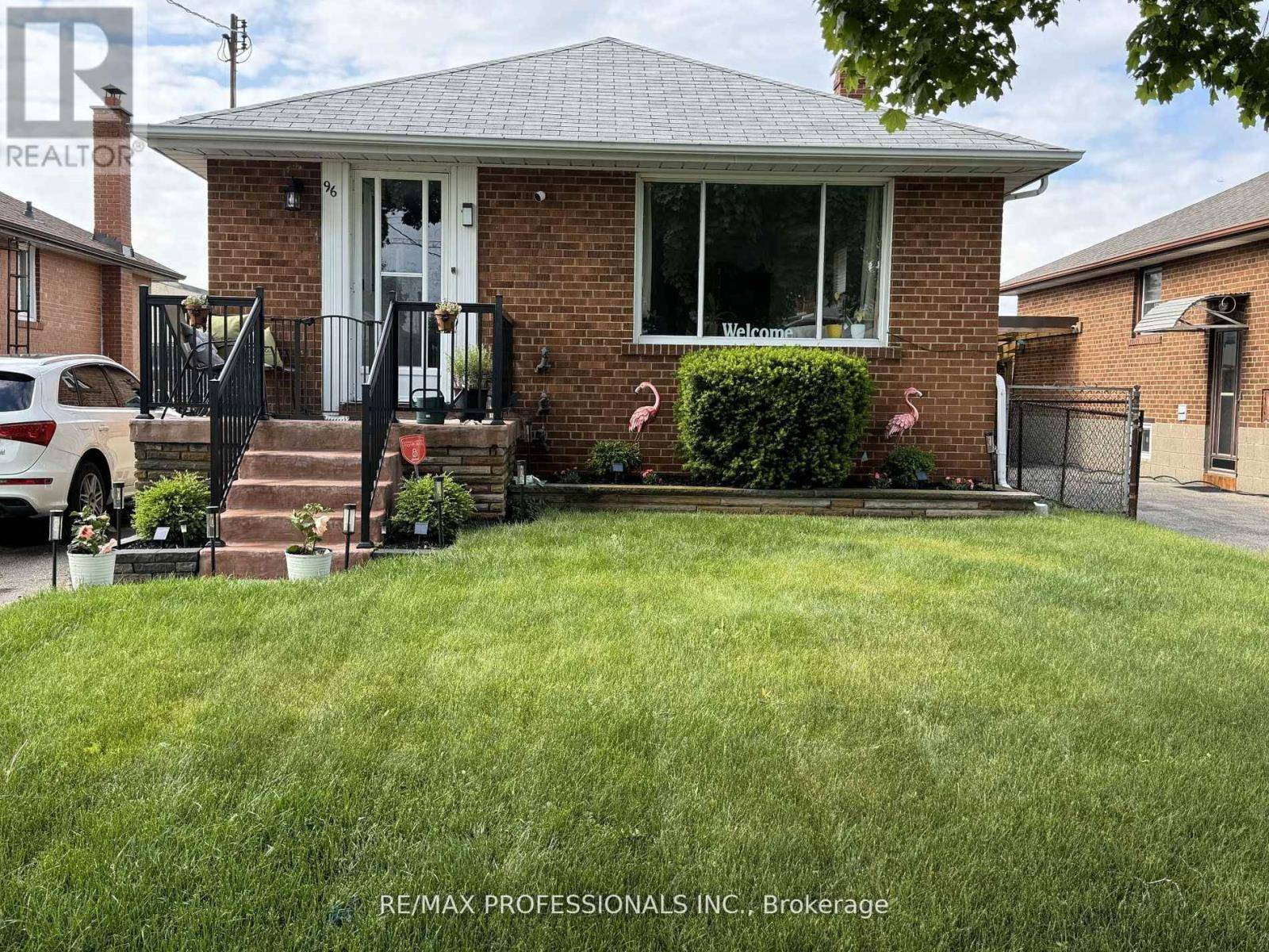 Toronto (islington-city Centre West), ON M8Z2B3,96 NORDIN AVENUE