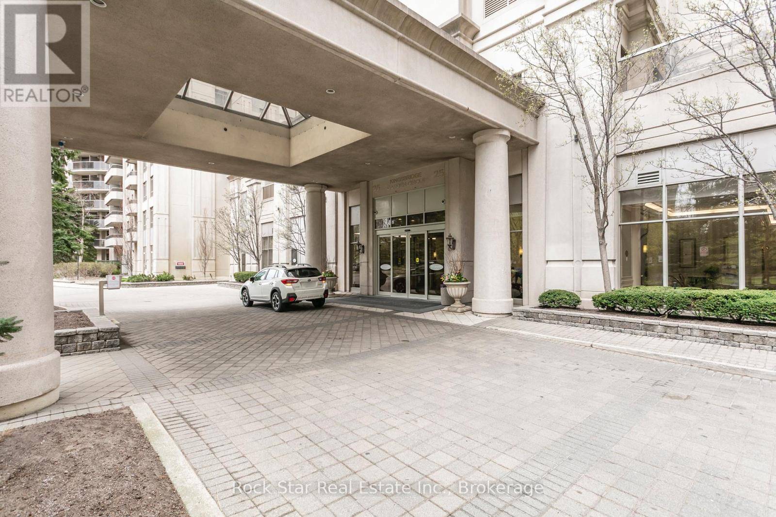 Mississauga (hurontario), ON L5R3Z5,35 Kingsbridge Garden CIR #408